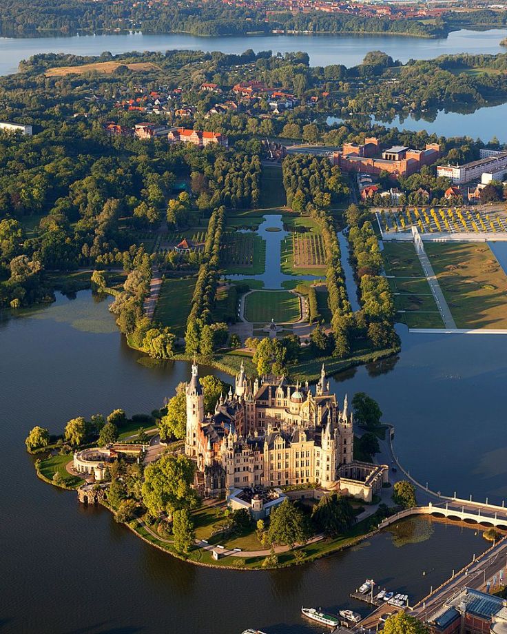 Schwerin_Castle_Aerial_View_Island_Luftbild_Schweriner_Schloss_Insel_See